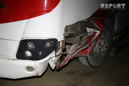 Bakıda minik maşını ilə avtobus toqquşub, yaralanan var - FOTO - VİDEO - YENİLƏNİB
