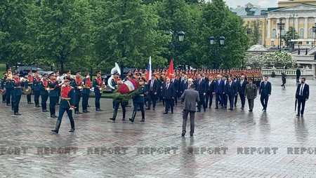 Azərbaycanın Baş naziri Moskvada Naməlum əsgər məzarını ziyarət edib