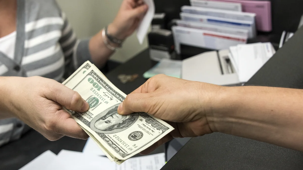 “Günaybank” dollar əmanətlərini ucuzlaşdırıb