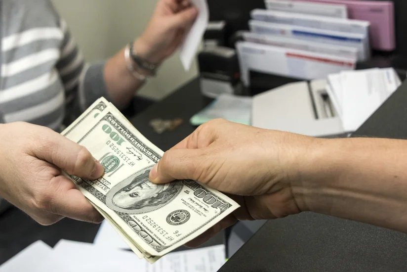 “Günaybank” dollar əmanətlərini ucuzlaşdırıb