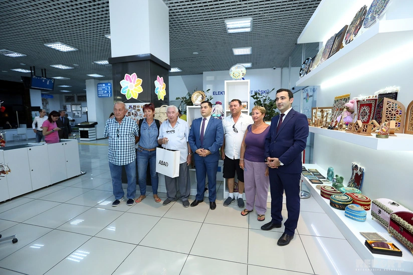 100-year-old tourist applying to ASAN VIZA gets acquainted with activity of ASAN Service Center