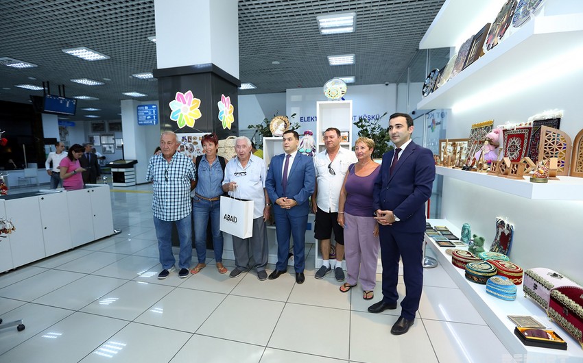 ASAN VİZAya müraciət edən 100 yaşlı turist ASAN xidmət mərkəzinin fəaliyyəti ilə tanış olub