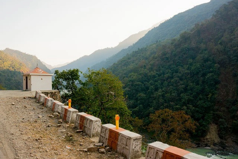 Cammu və Kəşmirdə avtobus aşıb: 11 nəfər ölüb, 19-u yaralanıb