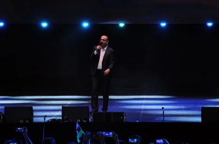 Heydər Əliyev Mərkəzinin parkında Bakının azad edilməsinin 100 illiyi münasibəti ilə konsert olub