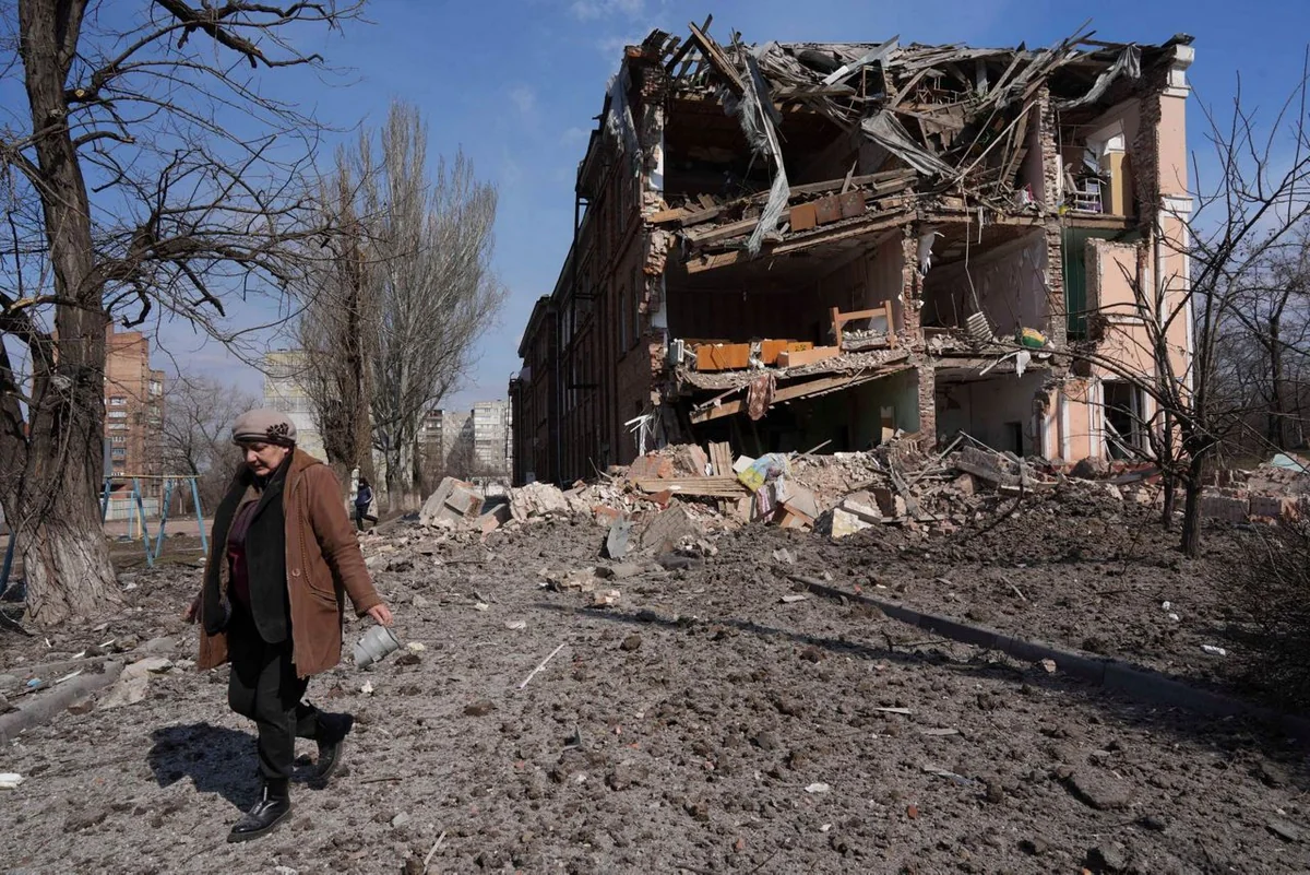 Mariupol rəsmisi: Ölənlərin sayı 20 minə çata bilər, meyitlər həyətlərdə, küçələrdə basdırılır