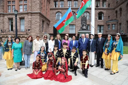 Azərbaycanın Dövlət Bayrağı Kanadanın Ontario Qanunvericilik Assambleyasının önündə ucaldılıb