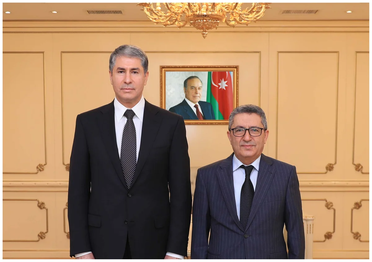 Vilayət Eyvazov Sadiq Gözəlovu təltif etdi