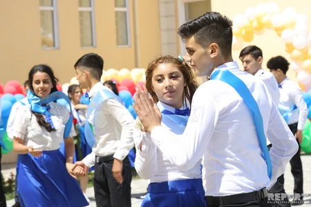 Təhsil naziri məcburi köçkün şagirdlərin Son zəngində  - FOTOREPORTAJ