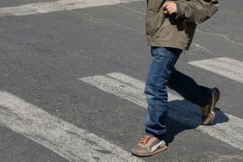 Anasının əlindən çıxıb yola qaçan uşağı avtomobil vurdu