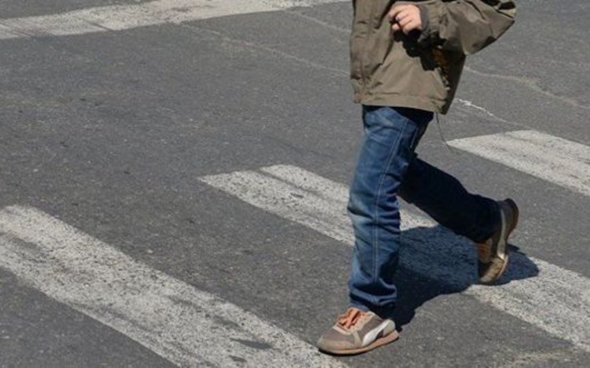 Anasının əlindən çıxıb yola qaçan uşağı avtomobil vurdu
