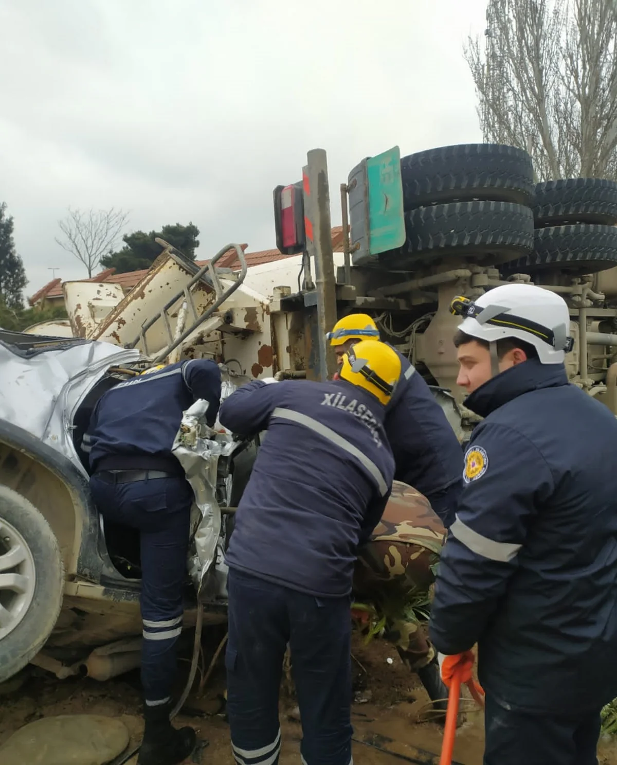 Bakıda betonqarışdıran maşın avtomobilin üzərinə aşıb, yaralananlar var