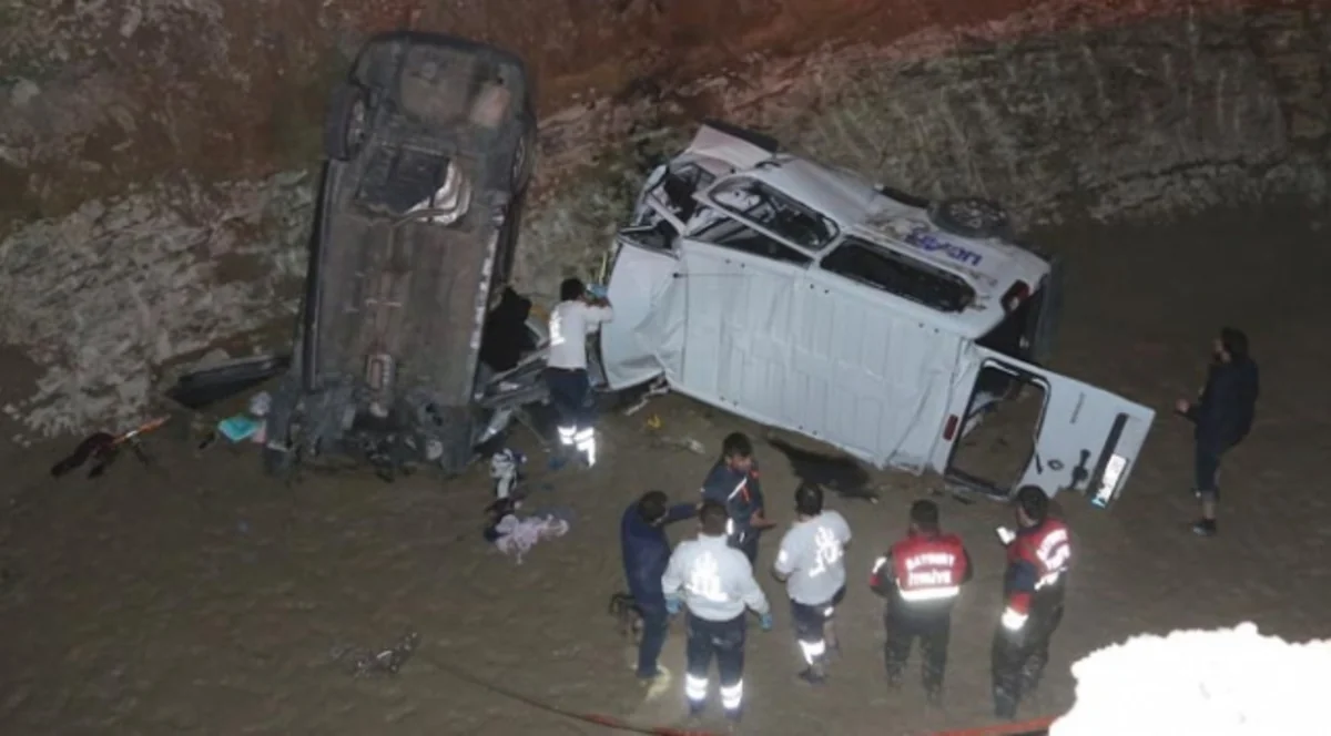 Türkiyədə avtomobil və mikroavtobus kanala düşüb: 8 nəfər ölüb, 4 nəfər yaralanıb