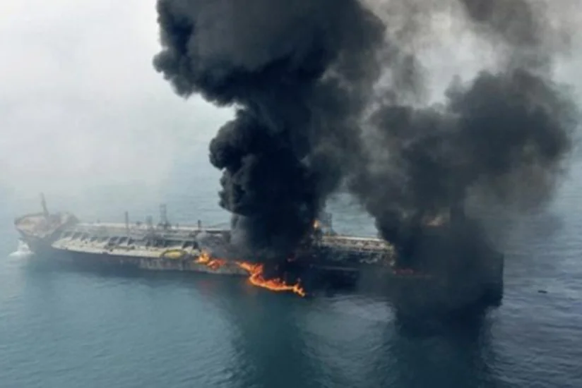 Находившиеся на горящем в Каспии танкере члены экипажа эвакуированы