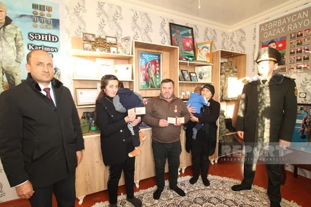Qazaxda bir neçə şəhidin orden və medalları ailə üzvlərinə təqdim edilib