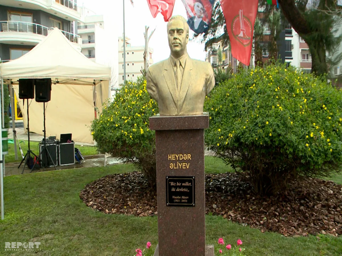 İzmirdə ümummilli lider Heydər Əliyev adına park və abidənin açılışı olub