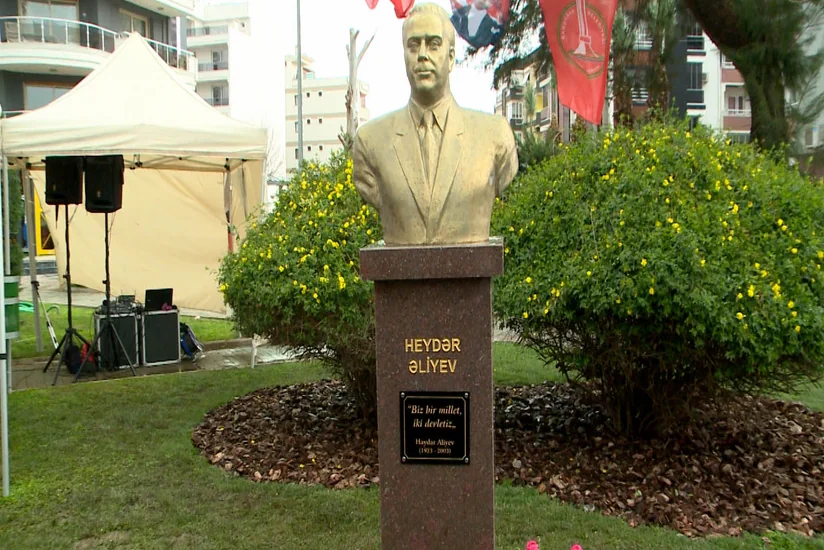 İzmirdə ümummilli lider Heydər Əliyev adına park və abidənin açılışı olub
