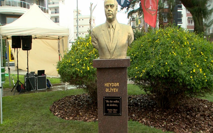 İzmirdə ümummilli lider Heydər Əliyev adına park və abidənin açılışı olub