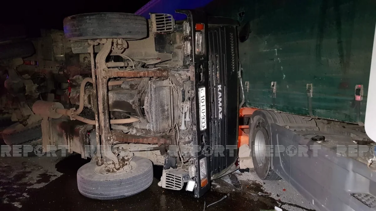 Ucarda yük avtomobilləri toqquşub