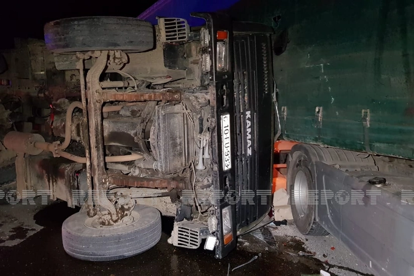 Ucarda yük avtomobilləri toqquşub