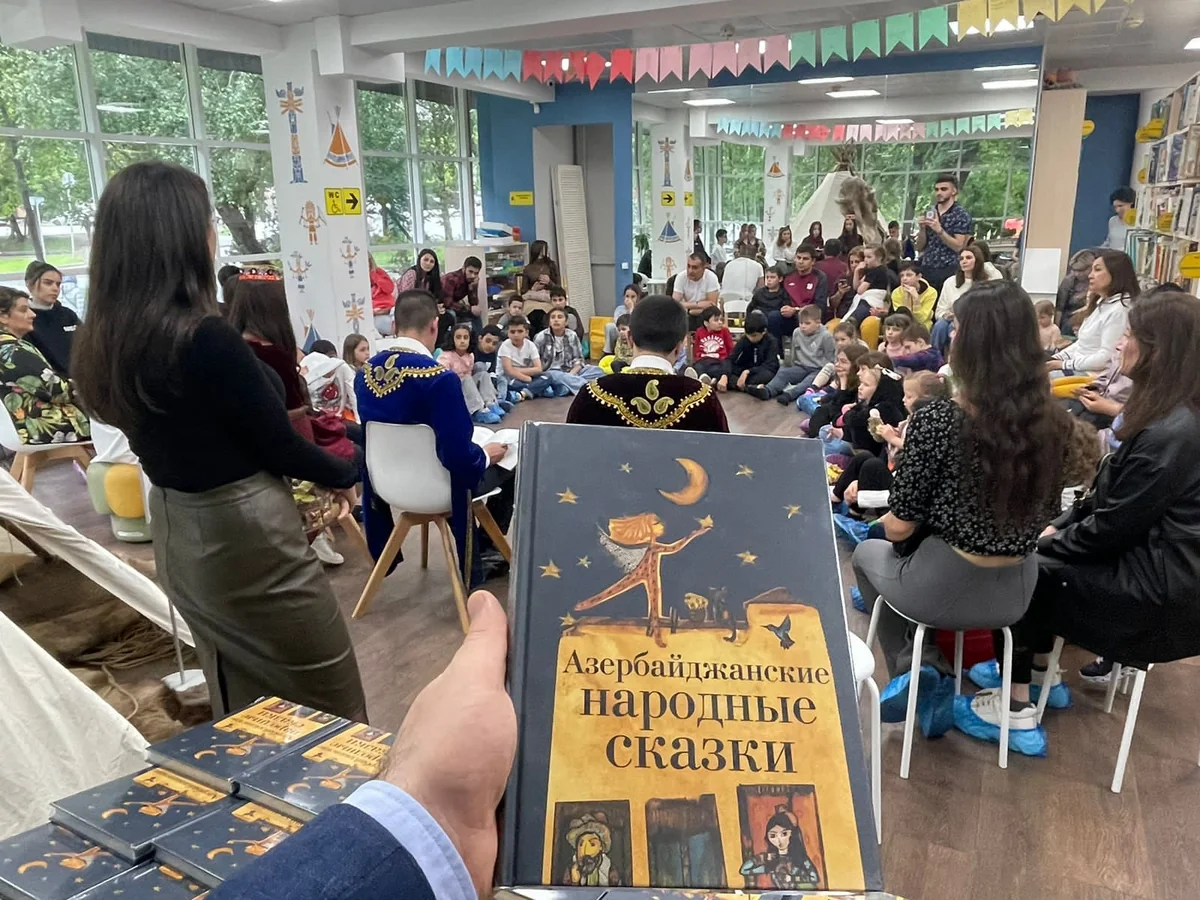 Moskvada RAGB fəalları uşaqlara Azərbaycan xalq nağılları oxuyublar