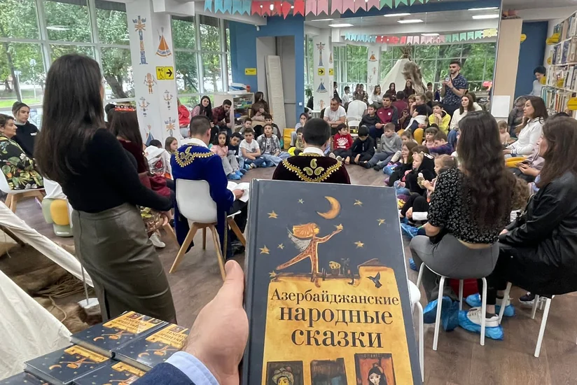 Moskvada RAGB fəalları uşaqlara Azərbaycan xalq nağılları oxuyublar