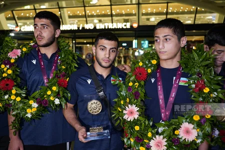 Avropa çempionatında 9 medal qazanan güləşçilər vətənə qayıdıblar