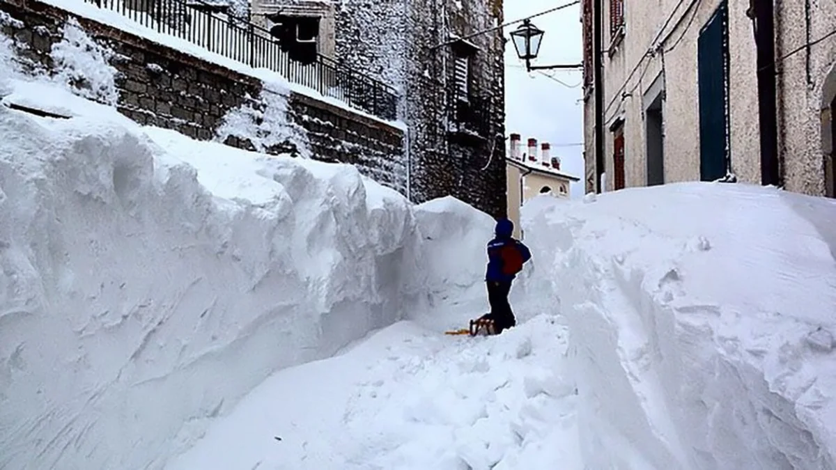 Red weather warning declared due to heavy snow in Italy