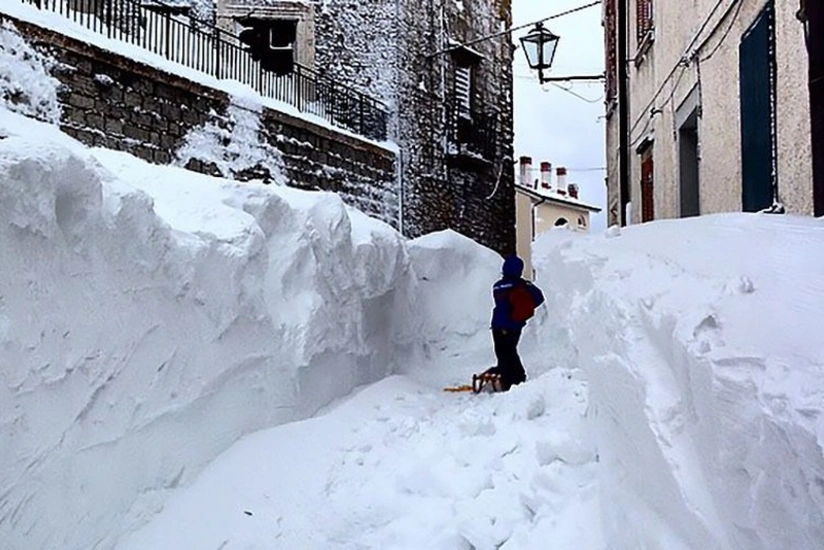 Red weather warning declared due to heavy snow in Italy