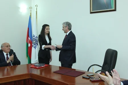YAP 700 mininci üzvünə üzvlük vəsiqəsi təqdim edib