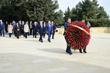 Çin Kommunist Partiyasının nümayəndə heyəti Ümummilli Liderin məzarını və Şəhidlər xiyabanını ziyarət edib