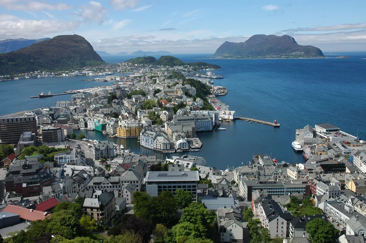 Norveç 2025-ci ildə yanacaqla çalışan avtomobillərin satışını qadağan edəcək