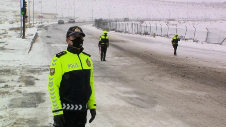 Polis köməksiz vəziyyətdə qalan sürücü və sərnişinlərə kömək edib