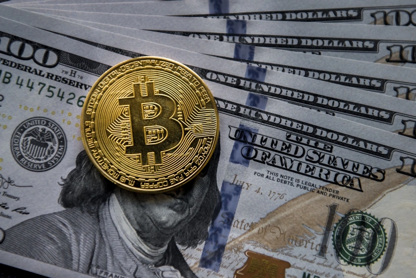Курс биткойна впервые в истории превысил 100 тыс. долларов