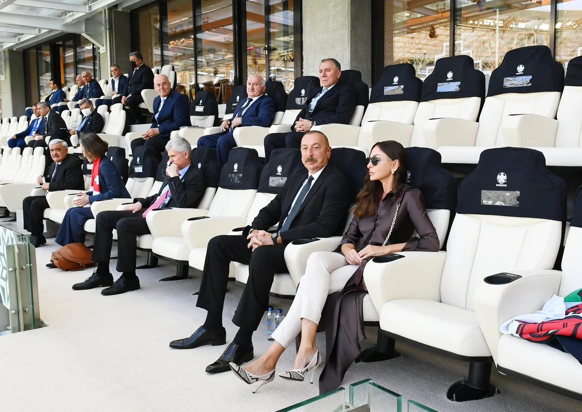 İlham Əliyev və Mehriban Əliyeva Uels-İsveçrə matçına baxıblar