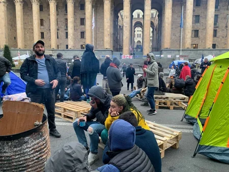 В Тбилиси возобновилась акция протеста - ФОТО - ОБНОВЛЕНО