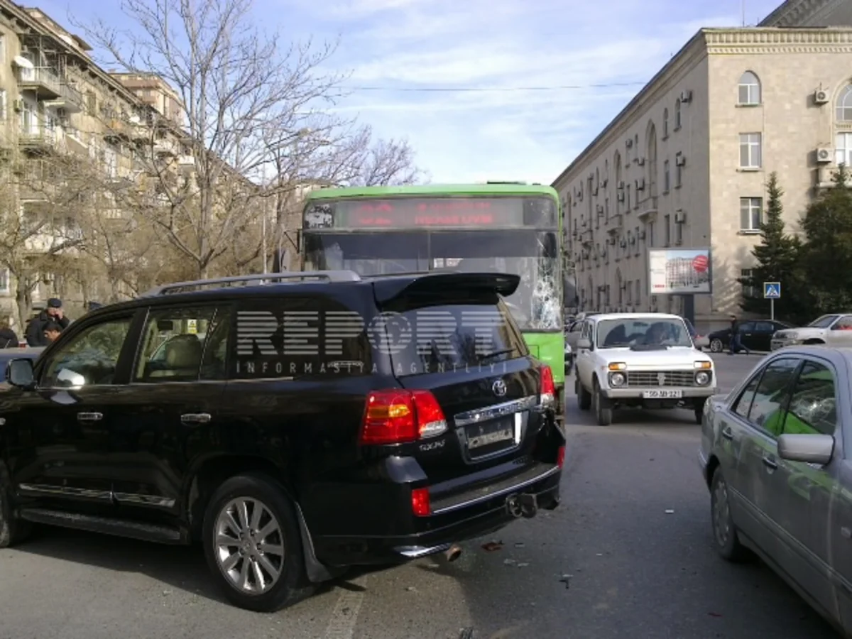 Bakıda avtobus iki avtomobillə toqquşub - FOTOLAR