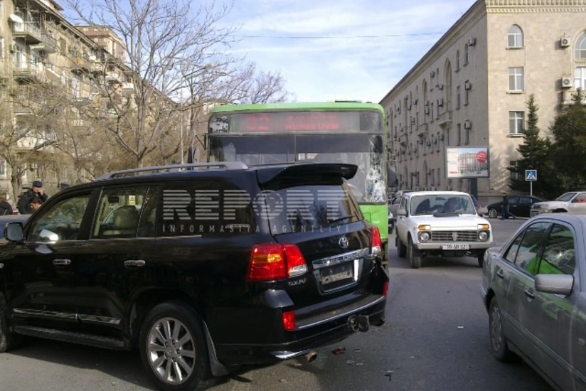 Bakıda avtobus iki avtomobillə toqquşub - FOTOLAR