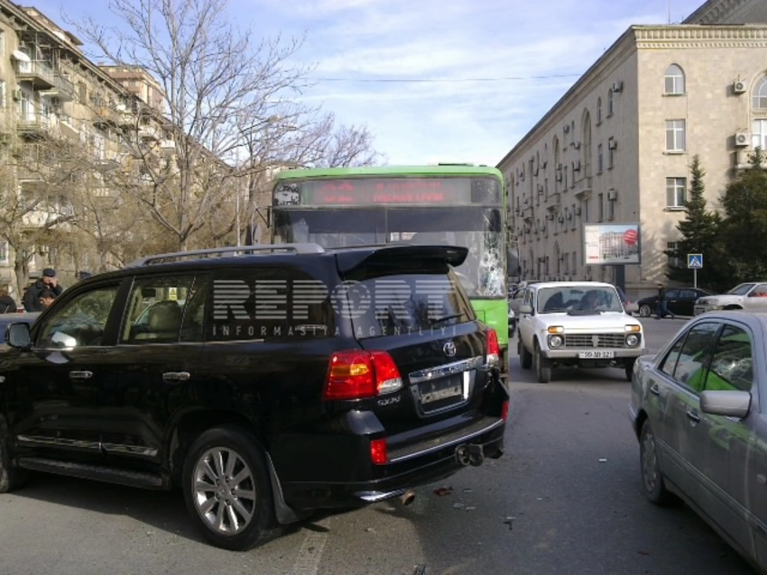 Bakıda avtobus iki avtomobillə toqquşub - FOTOLAR