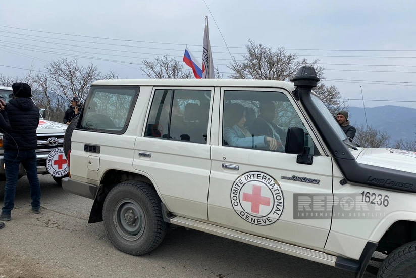 Автомобили МККК доставили в Ханкенди граждан армянской национальности