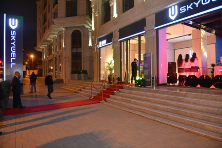 ONVOLT elektromobil satış-sərgi salonunu və SKYWELL ET5 modelini təqdim edib