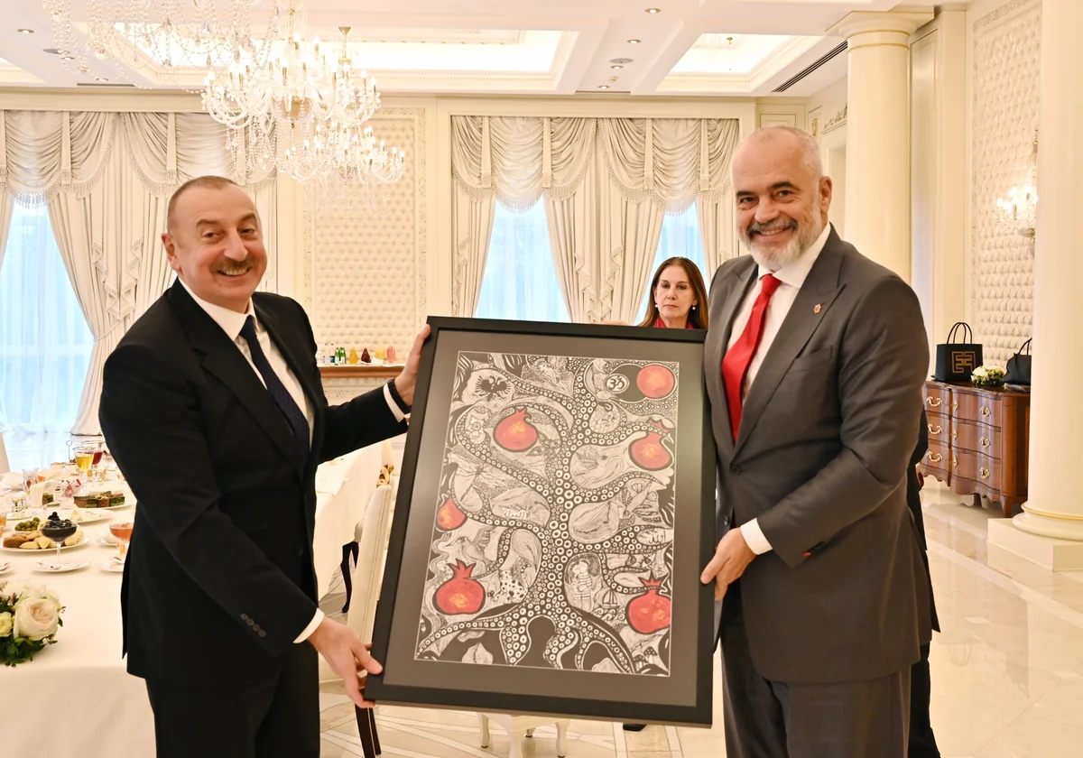 Ilham Aliyev presents painting by Leyla Aliyeva to Albanian PM