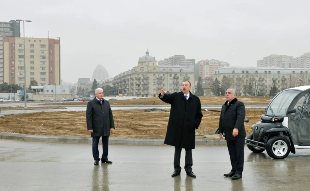 ​Prezident İlham Əliyev Bakı Ağ Şəhər bulvarında həyata keçirilən inşaat işlərinin gedişi ilə tanış olub