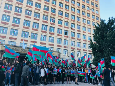 BDU-nun tələbələri Üç rəngin kölgəsində! adlı fləşmob keçiriblər