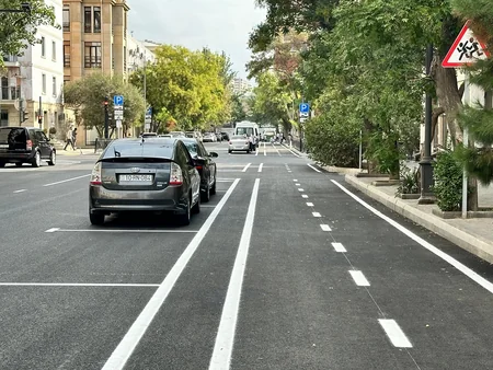 Bakının Xaqani küçəsində üfüqi yol nişanlanması işləri görülüb