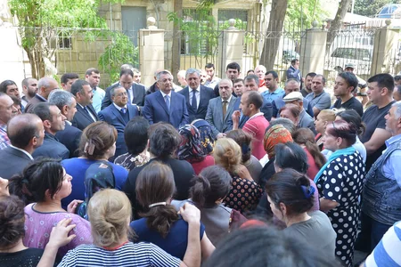 Rövşən Rzayev: Yaxın zamanlarda qəzalı binalarda məskunlaşan məcburi köçkünlərin problemlərinin həlli istiqamətində addımlar atılacaq