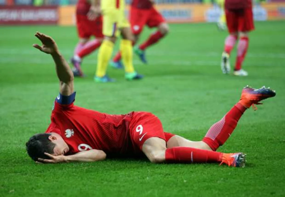 Rumıniya-Polşa oyununda futbolçu təhlükə ilə üzləşib