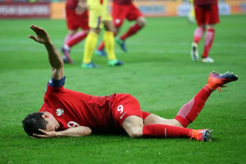 Rumıniya-Polşa oyununda futbolçu təhlükə ilə üzləşib