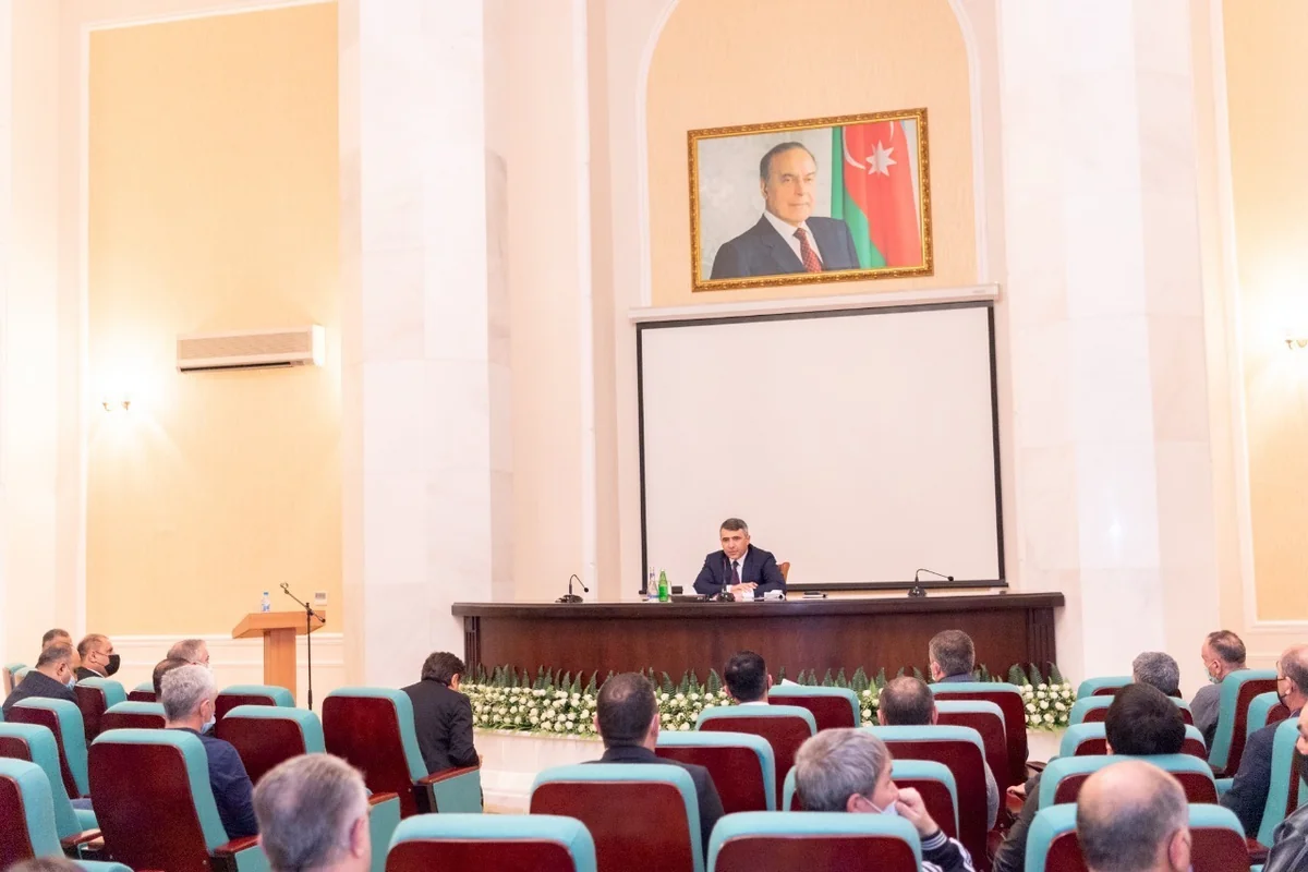 İnam Kərimov ağırlıqqaldıranlar və məşqçilərlə görüşüb