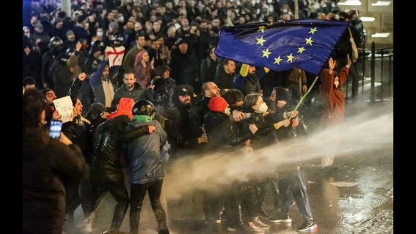 Tbilisidə gecə etirazları zamanı 32 polis xəsarət alıb