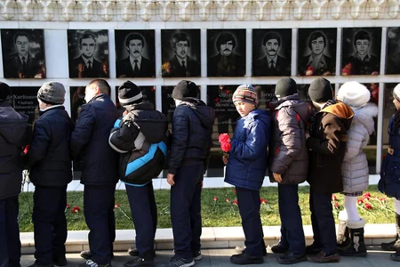 Началось массовое посещение Аллеи шехидов - ФОТО